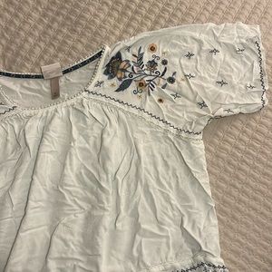 🌷🧵 Knox Rose Floral Embroidered High-Low White Top